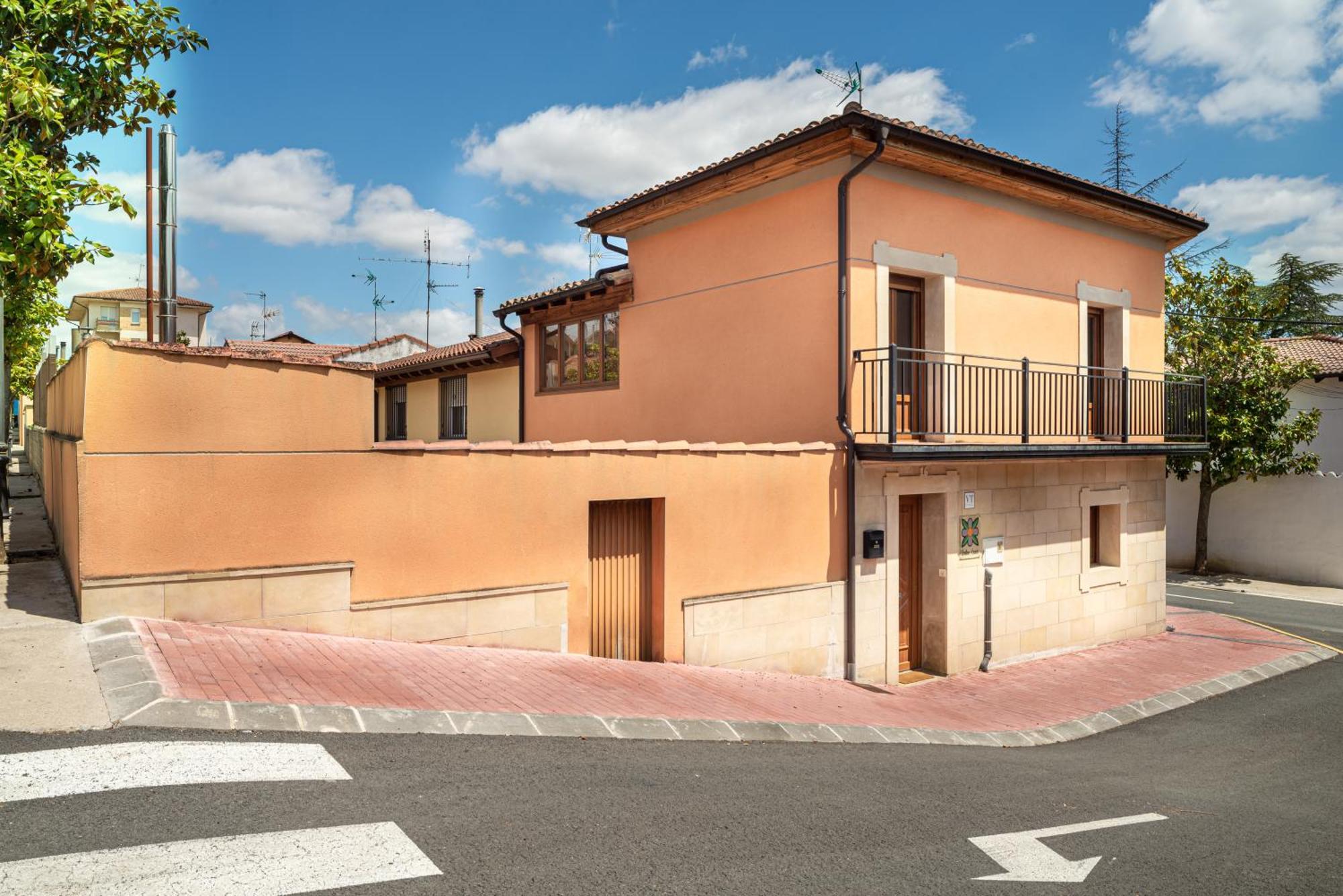 Uribe-enea: Casa Sola Con Patio Y Visita A Bodega En Holiday home Elciego