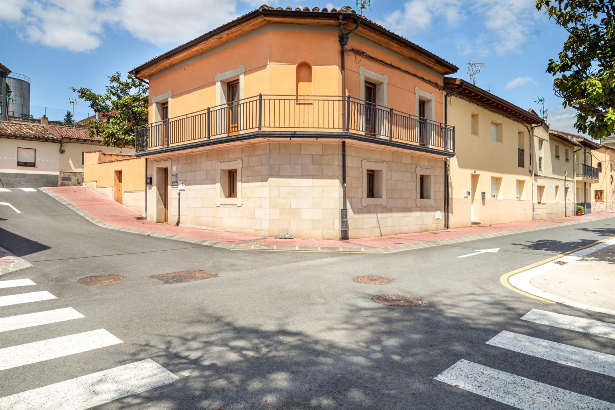 Uribe-enea: Casa Sola Con Patio Y Visita A Bodega En Holiday home Elciego